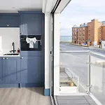 Le Mini Metro Balcony By I-stay Whitby