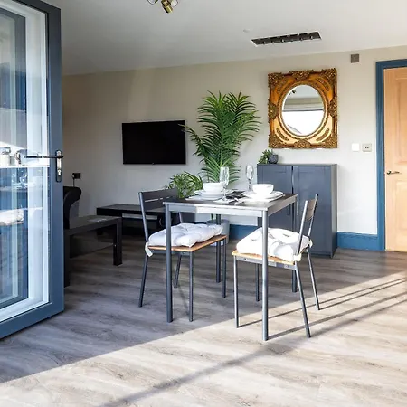 Le Mini Metro - First Floor Apartment *